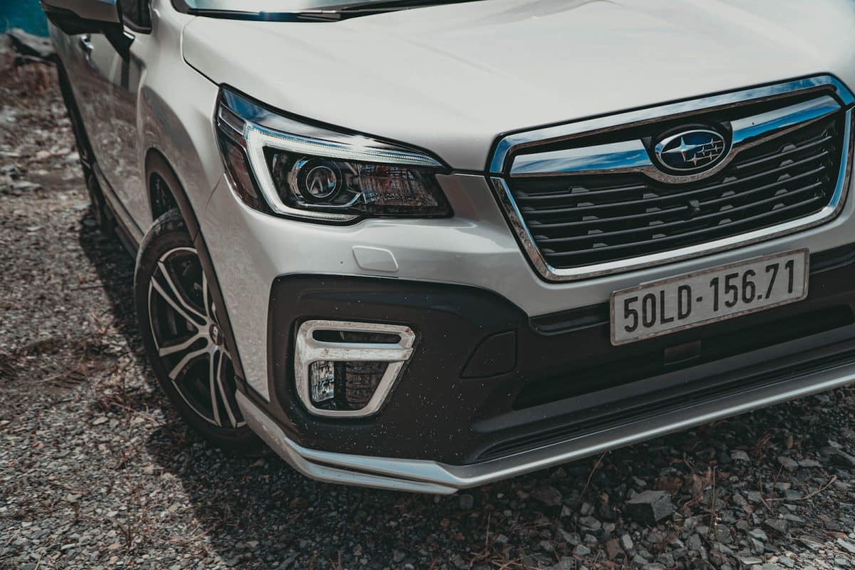 Les différences clés entre les plaques d'immatriculation pour voitures et deux-roues