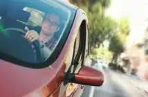 un homme conduisant en ville