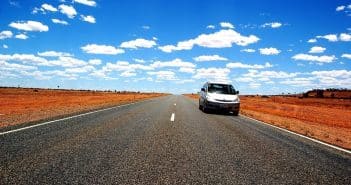 Une voiture sur une route dans le désert