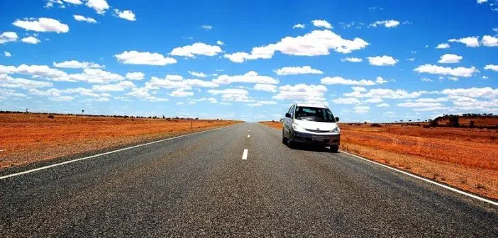 Une voiture sur une route dans le désert