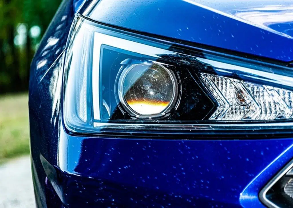 Un phare de voiture bleue
