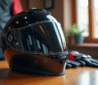 Casque moto ABS brillant sur une table en bois