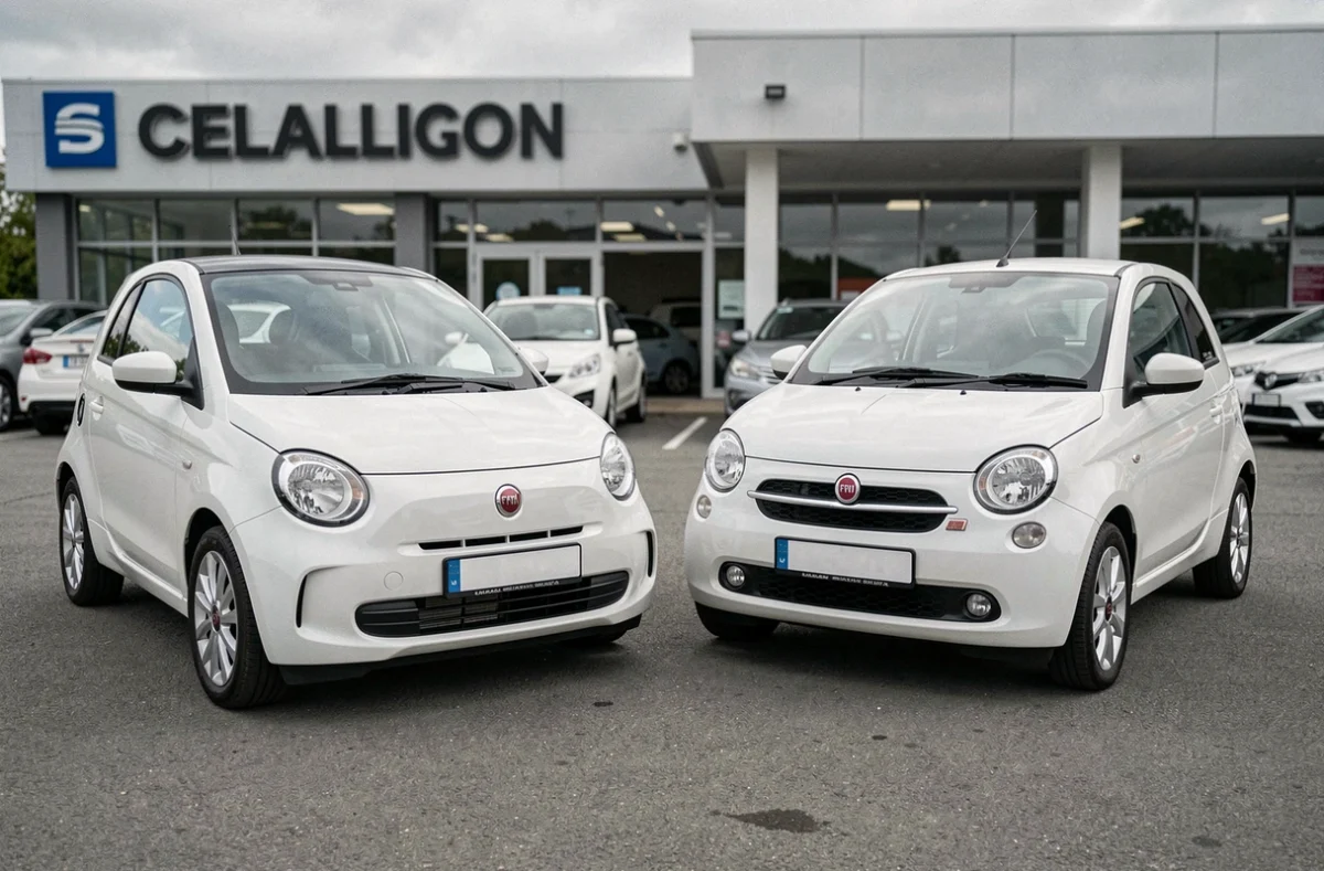 Deux modèles de voitures sans permis blanches côte à côte devant un concessionnaire