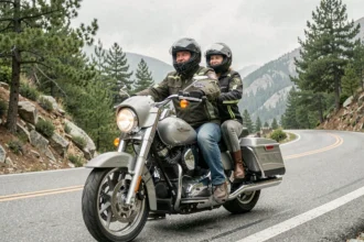 Couple à moto sur une route de montagne sinueuse, portant des équipements de protection complets pour un voyage en duo confortable et sécurisé