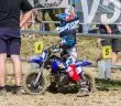 Un enfant sur une motocross