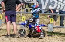 Un enfant sur une motocross