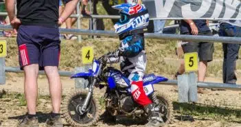 Un enfant sur une motocross