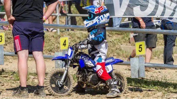 Un enfant sur une motocross