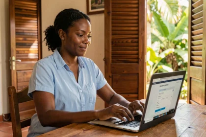 Femme guadeloupéenne demandant un devis d'assurance auto en ligne depuis son bureau à domicile