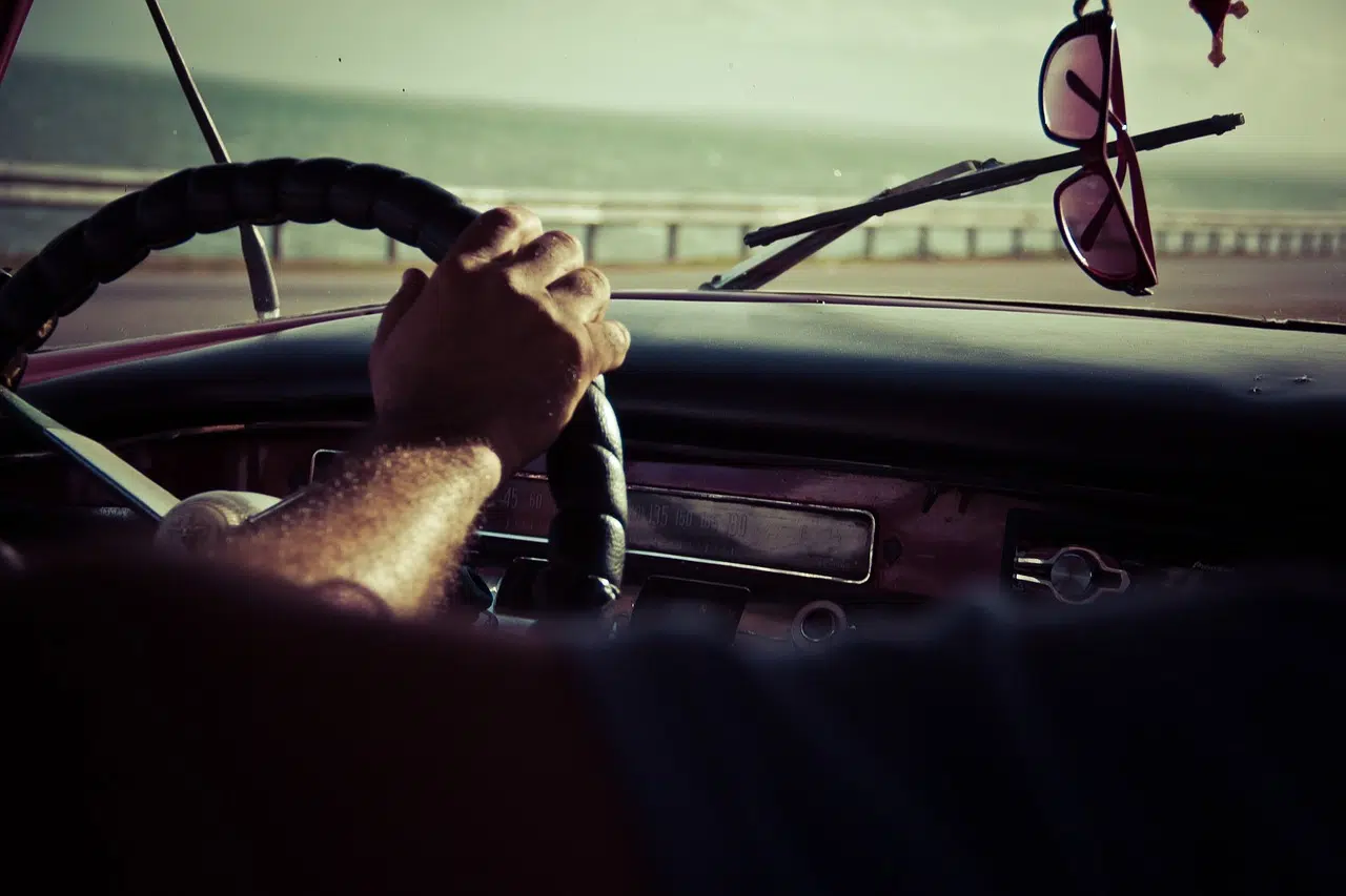 Un homme qui conduit une voiture