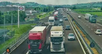 des camions sur une autoroute