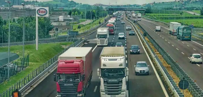 des camions sur une autoroute