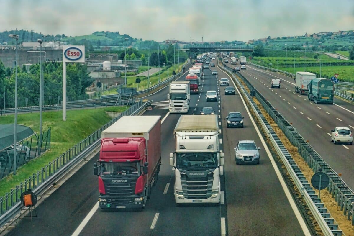 des camions sur une autoroute