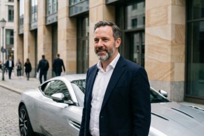 Homme confiant près d'une voiture de luxe en ville