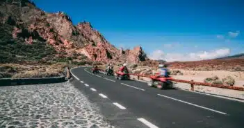 des personnes sur leur quad