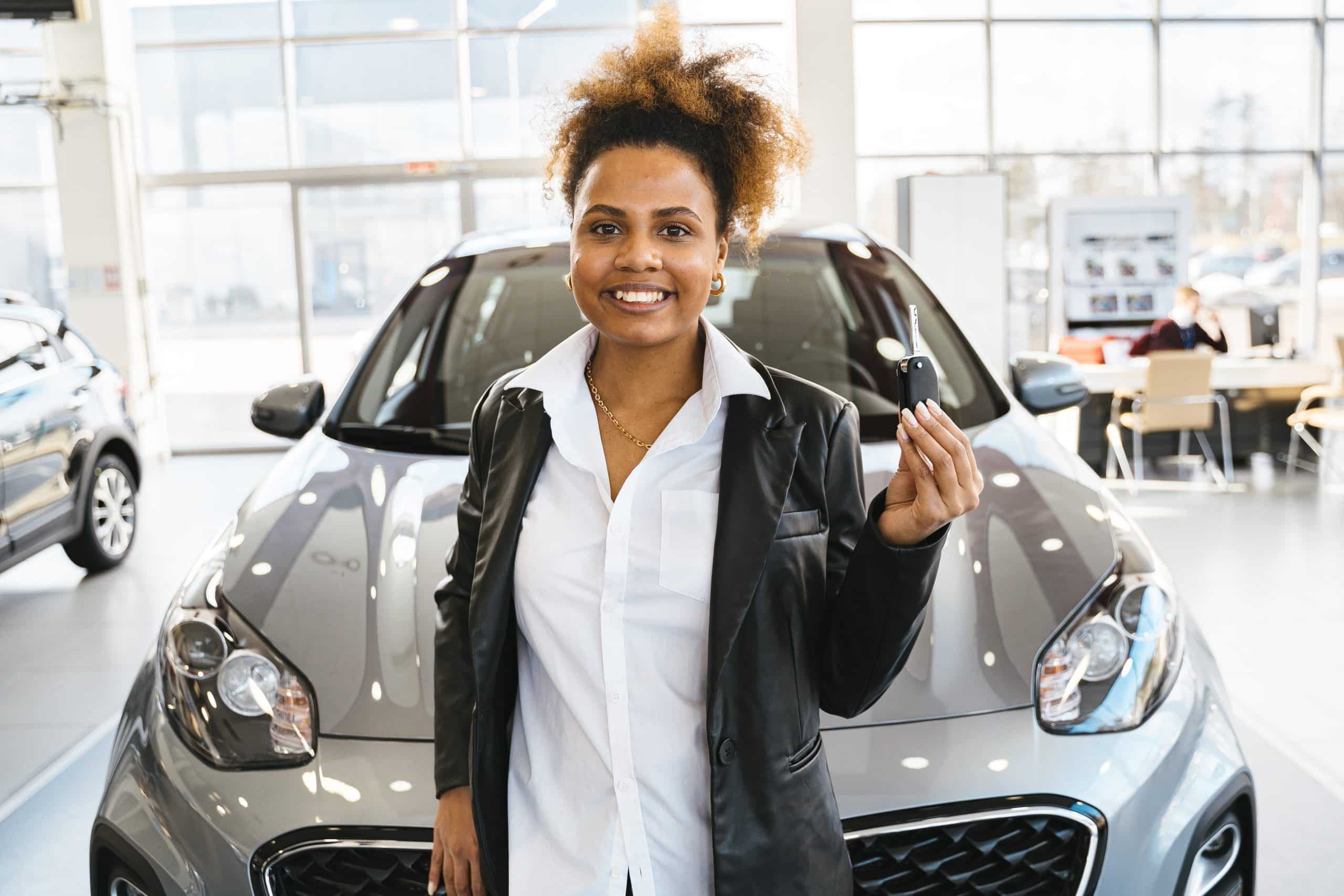Comment changer la carte grise lors de la vente d’un véhicule ? Une femme achète une voiture