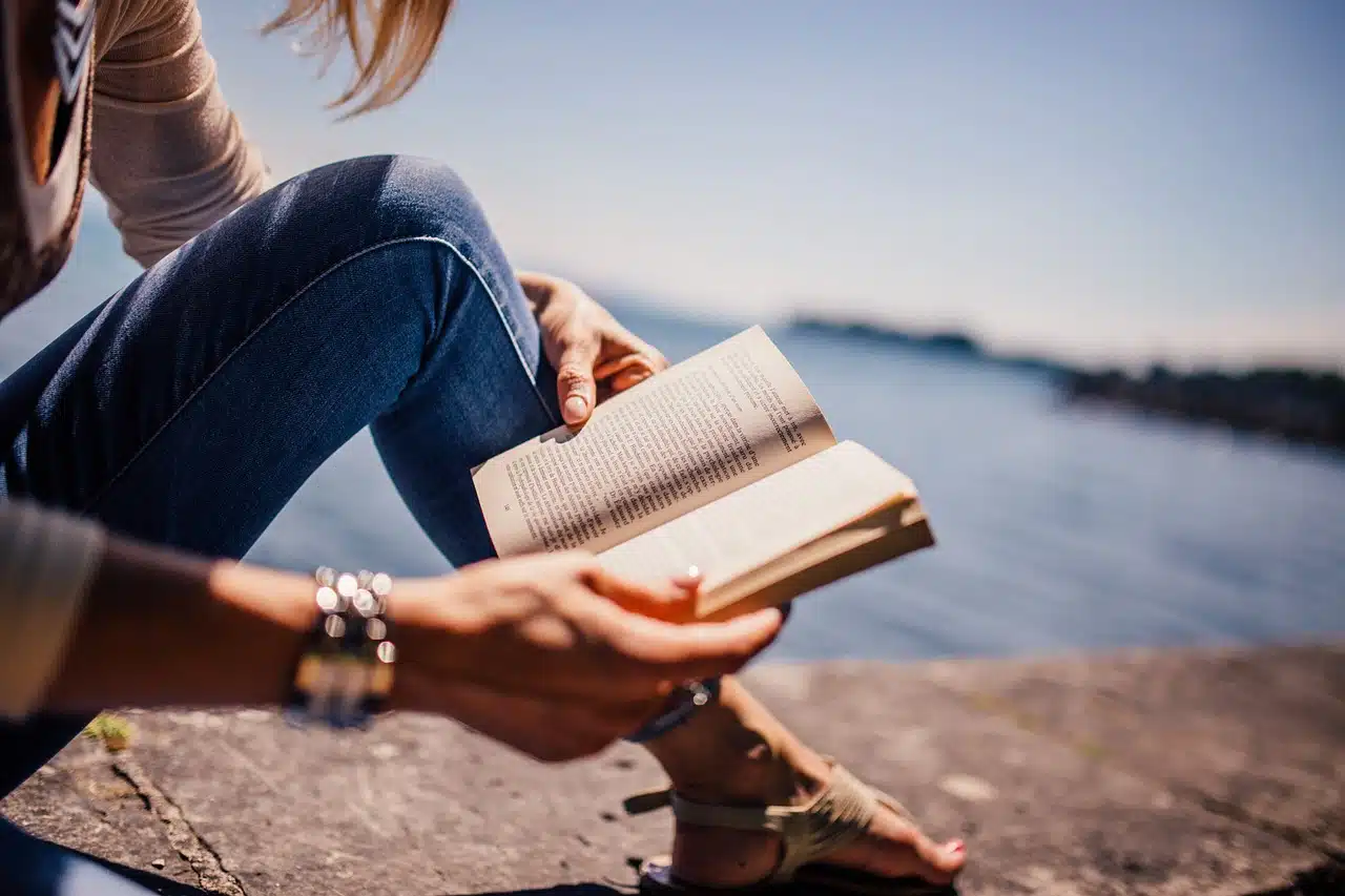 lecture au bord de la mer