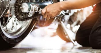 Pièce de rechange neuve ou d’occasion : laquelle choisir pour sa moto