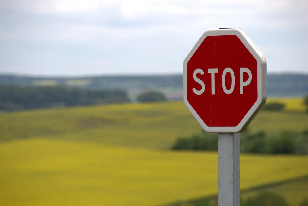 Un panneau stop