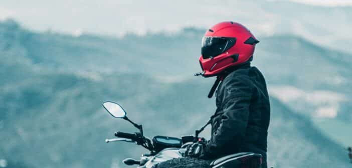 motard avec un casque rouge